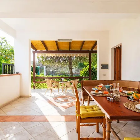 Villa 200m From The Sea, With Garden, Pet Friendly